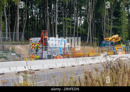 Wendover, Buckinghamshire, Royaume-Uni. 16 août 2023. Travaux de construction HS2 la ligne de chemin de fer à grande vitesse 2 de Londres à Birmingham se poursuit à Wendover, dans le Buckinghamshire. Les préparatifs sont en cours pour réaligner l'A413, très fréquentée, juste à l'extérieur de Wendover. D'énormes zones d'arbres le long de l'A413 et dans Small Dean Lane ont été abattues par HS2. Le viaduc HS2 Small Dean sera construit à travers l'A413 pour les trains HS2 très critiqués. De nombreux habitants des Chilterns restent furieux à propos de HS2 et de l'impact négatif qui est sur les Chilterns qui est une zone d'une beauté naturelle exceptionnelle. Les trains ne le feront pas non plus Banque D'Images