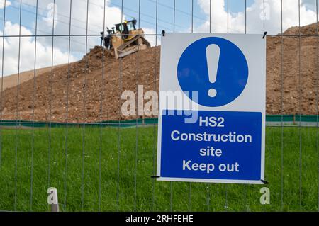 Wendover, Buckinghamshire, Royaume-Uni. 16 août 2023. Travaux de construction HS2 la ligne de chemin de fer à grande vitesse 2 de Londres à Birmingham se poursuit à Wendover, dans le Buckinghamshire. Les préparatifs sont en cours pour réaligner l'A413, très fréquentée, juste à l'extérieur de Wendover. D'énormes zones d'arbres le long de l'A413 et dans Small Dean Lane ont été abattues par HS2. Le viaduc HS2 Small Dean sera construit à travers l'A413 pour les trains HS2 très critiqués. De nombreux habitants des Chilterns restent furieux à propos de HS2 et de l'impact négatif qui est sur les Chilterns qui est une zone d'une beauté naturelle exceptionnelle. Les trains ne le feront pas non plus Banque D'Images