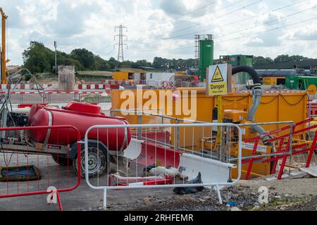 Wendover, Buckinghamshire, Royaume-Uni. 16 août 2023. Travaux de construction HS2 la ligne de chemin de fer à grande vitesse 2 de Londres à Birmingham se poursuit à Wendover, dans le Buckinghamshire. Les préparatifs sont en cours pour réaligner l'A413, très fréquentée, juste à l'extérieur de Wendover. D'énormes zones d'arbres le long de l'A413 et dans Small Dean Lane ont été abattues par HS2. Le viaduc HS2 Small Dean sera construit à travers l'A413 pour les trains HS2 très critiqués. De nombreux habitants des Chilterns restent furieux à propos de HS2 et de l'impact négatif qui est sur les Chilterns qui est une zone d'une beauté naturelle exceptionnelle. Les trains ne le feront pas non plus Banque D'Images