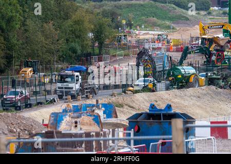 Wendover, Buckinghamshire, Royaume-Uni. 16 août 2023. Travaux de construction HS2 la ligne de chemin de fer à grande vitesse 2 de Londres à Birmingham se poursuit à Wendover, dans le Buckinghamshire. Les préparatifs sont en cours pour réaligner l'A413, très fréquentée, juste à l'extérieur de Wendover. D'énormes zones d'arbres le long de l'A413 et dans Small Dean Lane ont été abattues par HS2. Le viaduc HS2 Small Dean sera construit à travers l'A413 pour les trains HS2 très critiqués. De nombreux habitants des Chilterns restent furieux à propos de HS2 et de l'impact négatif qui est sur les Chilterns qui est une zone d'une beauté naturelle exceptionnelle. Les trains ne le feront pas non plus Banque D'Images