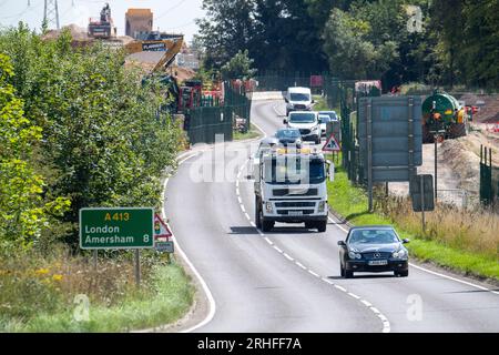 Wendover, Buckinghamshire, Royaume-Uni. 16 août 2023. Travaux de construction HS2 la ligne de chemin de fer à grande vitesse 2 de Londres à Birmingham se poursuit à Wendover, dans le Buckinghamshire. Les préparatifs sont en cours pour réaligner l'A413, très fréquentée, juste à l'extérieur de Wendover. D'énormes zones d'arbres le long de l'A413 et dans Small Dean Lane ont été abattues par HS2. Le viaduc HS2 Small Dean sera construit à travers l'A413 pour les trains HS2 très critiqués. De nombreux habitants des Chilterns restent furieux à propos de HS2 et de l'impact négatif qui est sur les Chilterns qui est une zone d'une beauté naturelle exceptionnelle. Les trains ne le feront pas non plus Banque D'Images