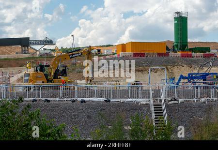 Wendover, Buckinghamshire, Royaume-Uni. 16 août 2023. Travaux de construction HS2 la ligne de chemin de fer à grande vitesse 2 de Londres à Birmingham se poursuit à Wendover, dans le Buckinghamshire. Les préparatifs sont en cours pour réaligner l'A413, très fréquentée, juste à l'extérieur de Wendover. D'énormes zones d'arbres le long de l'A413 et dans Small Dean Lane ont été abattues par HS2. Le viaduc HS2 Small Dean sera construit à travers l'A413 pour les trains HS2 très critiqués. De nombreux habitants des Chilterns restent furieux à propos de HS2 et de l'impact négatif qui est sur les Chilterns qui est une zone d'une beauté naturelle exceptionnelle. Les trains ne le feront pas non plus Banque D'Images