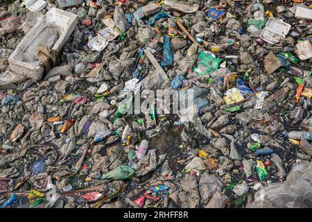 Un canal à Dhaka recouvert de différents types de déchets plastiques. Dhaka, Bangladesh Banque D'Images
