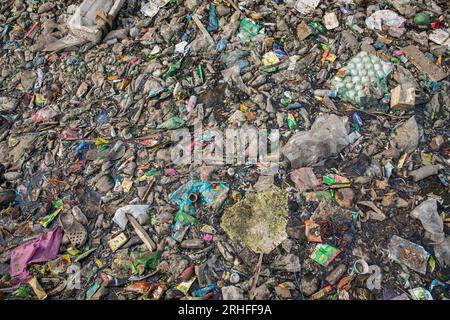 Un canal à Dhaka recouvert de différents types de déchets plastiques. Dhaka, Bangladesh Banque D'Images
