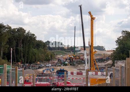 Wendover, Buckinghamshire, Royaume-Uni. 16 août 2023. Travaux de construction HS2 la ligne de chemin de fer à grande vitesse 2 de Londres à Birmingham se poursuit à Wendover, dans le Buckinghamshire. Les préparatifs sont en cours pour réaligner l'A413, très fréquentée, juste à l'extérieur de Wendover. D'énormes zones d'arbres le long de l'A413 et dans Small Dean Lane ont été abattues par HS2. Le viaduc HS2 Small Dean sera construit à travers l'A413 pour les trains HS2 très critiqués. De nombreux habitants des Chilterns restent furieux à propos de HS2 et de l'impact négatif qui est sur les Chilterns qui est une zone d'une beauté naturelle exceptionnelle. Les trains ne le feront pas non plus Banque D'Images