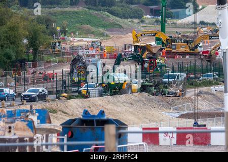 Wendover, Buckinghamshire, Royaume-Uni. 16 août 2023. Travaux de construction HS2 la ligne de chemin de fer à grande vitesse 2 de Londres à Birmingham se poursuit à Wendover, dans le Buckinghamshire. Les préparatifs sont en cours pour réaligner l'A413, très fréquentée, juste à l'extérieur de Wendover. D'énormes zones d'arbres le long de l'A413 et dans Small Dean Lane ont été abattues par HS2. Le viaduc HS2 Small Dean sera construit à travers l'A413 pour les trains HS2 très critiqués. De nombreux habitants des Chilterns restent furieux à propos de HS2 et de l'impact négatif qui est sur les Chilterns qui est une zone d'une beauté naturelle exceptionnelle. Les trains ne le feront pas non plus Banque D'Images