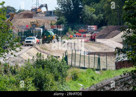 Wendover, Buckinghamshire, Royaume-Uni. 16 août 2023. Travaux de construction HS2 la ligne de chemin de fer à grande vitesse 2 de Londres à Birmingham se poursuit à Wendover, dans le Buckinghamshire. Les préparatifs sont en cours pour réaligner l'A413, très fréquentée, juste à l'extérieur de Wendover. D'énormes zones d'arbres le long de l'A413 et dans Small Dean Lane ont été abattues par HS2. Le viaduc HS2 Small Dean sera construit à travers l'A413 pour les trains HS2 très critiqués. De nombreux habitants des Chilterns restent furieux à propos de HS2 et de l'impact négatif qui est sur les Chilterns qui est une zone d'une beauté naturelle exceptionnelle. Les trains ne le feront pas non plus Banque D'Images