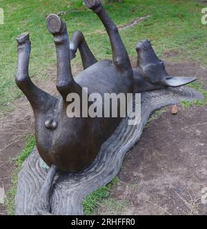 Sculpture en bronze de l'âne abandonné légendaire avec des ulcères et la teigne guérie par la boue et les eaux de l'île de la Toja Pontevedra Galice Espagne Banque D'Images