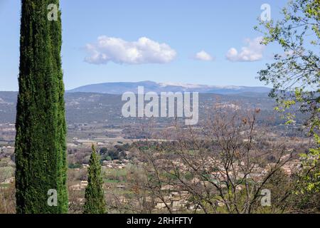 Vue depuis Oppède le Vieux, Luberon, Provence, France (Mont Ventoux en arrière-plan lointain). Banque D'Images