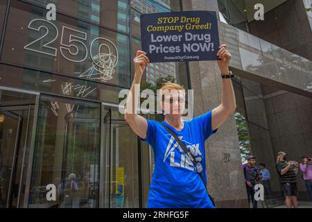 ÉTATS-UNIS. 16 août 2023. Le 16 août 2023, NYC Health Advocates a organisé un rassemblement devant les bureaux de Jones Day à Manhattan, le cabinet d'avocats représentant actuellement les sociétés pharmaceutiques poursuivant pour arrêter les négociations sur l'assurance-maladie pour baisser le prix des médicaments. L'action a été organisée en solidarité avec les manifestations à travers le pays pour tenir les sociétés pharmaceutiques responsables de leur tentative de faire reculer la nouvelle loi devant les tribunaux dans le cadre du compte à rebours pour réduire les coûts des médicaments. (Photo Erik McGregor/Sipa USA) crédit : SIPA USA/Alamy Live News Banque D'Images