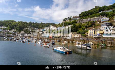 Looe, Royaume-Uni - août 2023 : vue de Looe avec le port de Looe et la rivière East Looe Banque D'Images