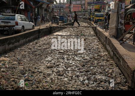 Un canal à Dhaka recouvert de différents types de déchets plastiques. Dhaka, Bangladesh Banque D'Images