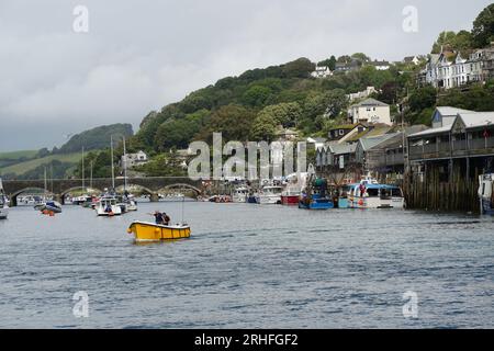 Looe, Royaume-Uni - août 2023 : vue de Looe avec le port de Looe et la rivière East Looe Banque D'Images