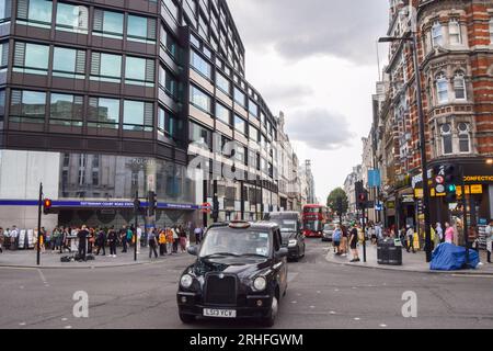 Londres, Royaume-Uni. 16 août 2023. Oxford Street est très fréquentée alors que les dirigeants du commerce de détail avertissent que les grandes rues continuent de décliner et appellent à une régénération soutenue par le gouvernement. Crédit : Vuk Valcic/Alamy Live News Banque D'Images