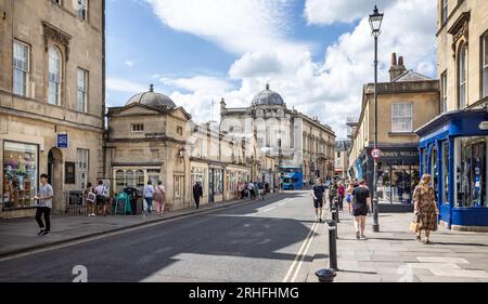 Vue du pont géorgien Pulteney depuis Argyle Street à Bath, Royaume-Uni, le 16 août 2023 Banque D'Images