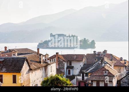 Vue sur l'île Saint Giulio d'orta, dans le Piémont, Italie Banque D'Images