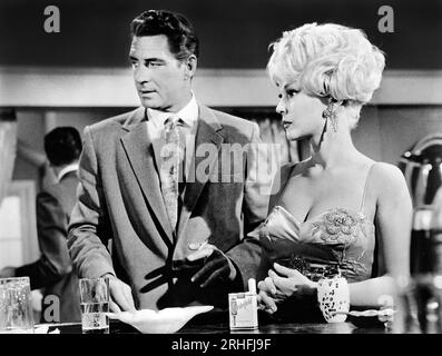 Jock Mahoney, Greta Thyssen, sur le tournage du film, "trois blondes dans sa vie", 1961 Banque D'Images