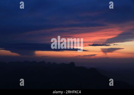 Ciel coloré du soir au-dessus du mont Stockhorn. Banque D'Images