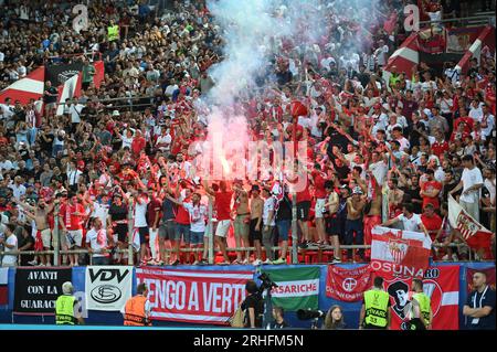 Pirée, Grèce. 16 août 2023. Supporters du Sevilla FC lors du match de Super coupe de l'UEFA entre Manchester City et le Sevilla FC au stade Georgios Karaiskakis le 16 août 2023, au Pirée, en Grèce. Crédit : Agence photo indépendante/Alamy Live News Banque D'Images