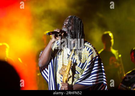 16 août 2023, Carthage, Tunis, Tunisie : concert de Tiken Jah Fakoly, de son vrai nom Doumbia Moussa Fakoly, né le 23 juin 1968 à OdiennÃ©, Côte d'Ivoire, est un auteur-compositeur-interprète et chanteur de reggae.photo : Wassime Mahjoub. (Image de crédit : © Chokri Mahjoub/ZUMA Press Wire) USAGE ÉDITORIAL SEULEMENT! Non destiné à UN USAGE commercial ! Banque D'Images