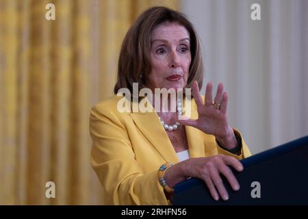 Washington, États-Unis. 16 août 2023. Nancy Pelosi (démocrate de Californie), représentante des États-Unis, fait des remarques à l'occasion de l'anniversaire de la loi sur la réduction de l'inflation à la Maison Blanche à Washington, DC, le 16 août 2023.crédit : Chris Kleponis/Pool via CNP crédit : Abaca Press/Alamy Live News Banque D'Images