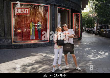 Barcelone, Barcelone, Espagne. 16 août 2023. Deux touristes regardent une carte de la ville sur le Paseo de Gracia à Barcelone. Au cours de cette année 2023, l'Espagne est sur le point de battre le record de visiteurs qu'elle avait en 2019. (Image de crédit : © Marc Asensio Clupes/ZUMA Press Wire) USAGE ÉDITORIAL SEULEMENT! Non destiné à UN USAGE commercial ! Banque D'Images