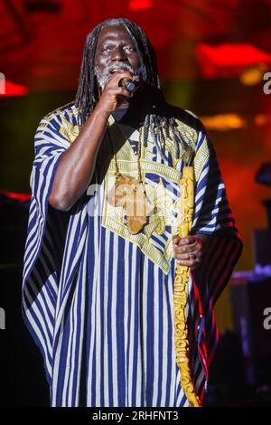 16 août 2023, Carthage, Tunis, Tunisie : concert de Tiken Jah Fakoly, de son vrai nom Doumbia Moussa Fakoly, né le 23 juin 1968 à OdiennÃ©, Côte d'Ivoire, est un auteur-compositeur-interprète et chanteur de reggae.photo : Wassime Mahjoub. (Image de crédit : © Chokri Mahjoub/ZUMA Press Wire) USAGE ÉDITORIAL SEULEMENT! Non destiné à UN USAGE commercial ! Banque D'Images
