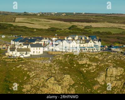 LANd's End est un promontoire et un complexe touristique et de vacances dans l'ouest des Cornouailles, en Angleterre, sur la péninsule de Penwith, à huit miles au sud-ouest de Penzance. Banque D'Images