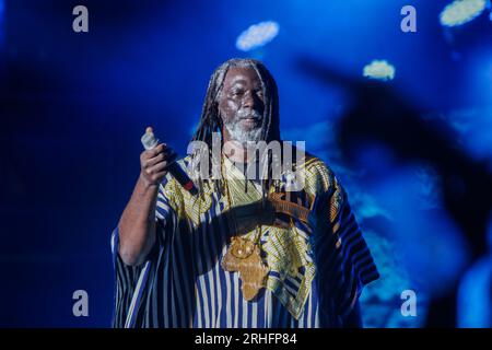 16 août 2023, Carthage, Tunis, Tunisie : concert de Tiken Jah Fakoly, de son vrai nom Doumbia Moussa Fakoly, né le 23 juin 1968 à OdiennÃ©, Côte d'Ivoire, est un auteur-compositeur-interprète et chanteur de reggae.photo : Wassime Mahjoub. (Image de crédit : © Chokri Mahjoub/ZUMA Press Wire) USAGE ÉDITORIAL SEULEMENT! Non destiné à UN USAGE commercial ! Banque D'Images