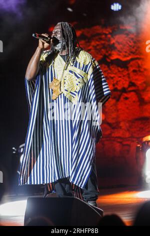 16 août 2023, Carthage, Tunis, Tunisie : concert de Tiken Jah Fakoly, de son vrai nom Doumbia Moussa Fakoly, né le 23 juin 1968 à OdiennÃ©, Côte d'Ivoire, est un auteur-compositeur-interprète et chanteur de reggae.photo : Wassime Mahjoub. (Image de crédit : © Chokri Mahjoub/ZUMA Press Wire) USAGE ÉDITORIAL SEULEMENT! Non destiné à UN USAGE commercial ! Banque D'Images
