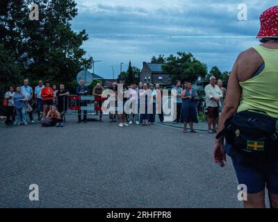 11 août 2023, Bornem, Anvers, Belgique : les populations locales regardent les participants marcher les premiers kilomètres. La Dodentocht (« marche de la mort ») est une marche longue distance de 100 kilomètres organisée chaque année à Bornem. Les participants ont 24 heures pour terminer. Il a commencé en 1970 avec 65 participants et est maintenant devenu un événement avec plus de 13 000 randonneurs de nombreux pays. (Image de crédit : © Ana Fernandez/SOPA Images via ZUMA Press Wire) USAGE ÉDITORIAL SEULEMENT! Non destiné à UN USAGE commercial ! Banque D'Images