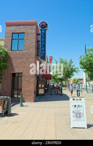 Commerces de trottoirs du centre-ville avec un panneau à cadre En A annonçant les festivités du Cinco de Mayo à Las Cruces, Nouveau-Mexique Banque D'Images