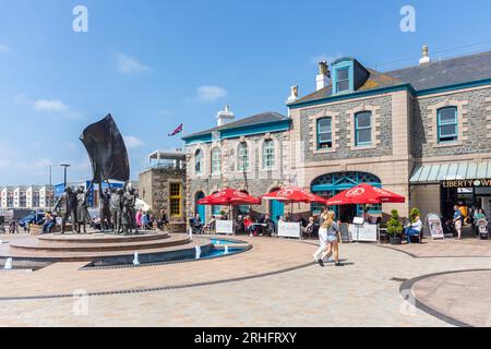 Monument de la libération et Liberty Wharf, Liberation Square, St Helier, Jersey, îles Anglo-Normandes Banque D'Images