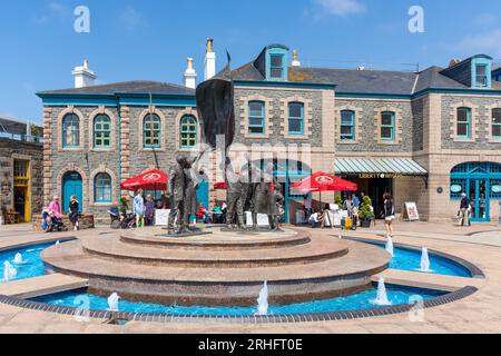 Monument de la libération et Liberty Wharf, Liberation Square, St Helier, Jersey, îles Anglo-Normandes Banque D'Images