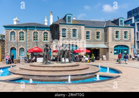 Monument de la libération et Liberty Wharf, Liberation Square, St Helier, Jersey, îles Anglo-Normandes Banque D'Images