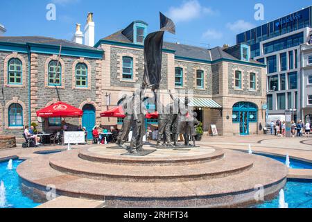 Monument de la libération et Liberty Wharf, Liberation Square, St Helier, Jersey, îles Anglo-Normandes Banque D'Images