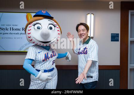 New York, États-Unis. 14 août 2023. Le vice-président de Taiwan William Lai, à droite, pose avec les mascottes des mets de New York Mme rencontrée à Citi Field, le 14 août 2023 à New York City, New York. LAI a assisté à un match de baseball professionnel des mets de New York lors d'une escale sur son chemin de Taipei au Paraguay. Crédit : Shufu Liu / Bureau présidentiel de Taiwan / Alamy Live News Banque D'Images