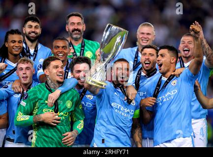 Kyle Walker, de Manchester City, lève le trophée de la Super coupe de l'UEFA alors qu'il célèbre sa victoire avec ses coéquipiers au stade Georgios Karaiskakis, au Pirée. Date de la photo : mercredi 16 août 2023. Banque D'Images