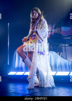 Edimbourg, Royaume-Uni. 16 août 2023. First Aid Kit Perform Live à l'Edinburgh O2 Academy le mercredi 16 août 2023 membres du groupe : Klara Söderberg - chant, guitare, claviers Johanna Söderberg - chant, basse, claviers, autoharpe Freja 'Freja the Dragon' Drakenberg - claviers Scott Simpson - batterie Johannes Runemark - guitare et mandoline crédit: Alan Rennie/Alamy Live News Banque D'Images