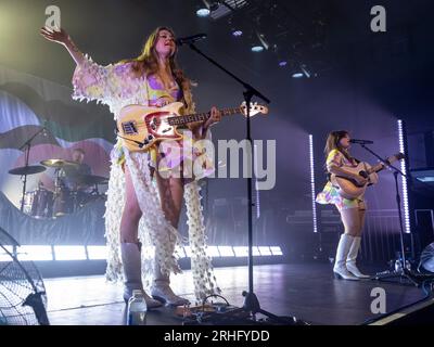 Edimbourg, Royaume-Uni. 16 août 2023. First Aid Kit Perform Live à l'Edinburgh O2 Academy le mercredi 16 août 2023 membres du groupe : Klara Söderberg - chant, guitare, claviers Johanna Söderberg - chant, basse, claviers, autoharpe Freja 'Freja the Dragon' Drakenberg - claviers Scott Simpson - batterie Johannes Runemark - guitare et mandoline crédit: Alan Rennie/Alamy Live News Banque D'Images