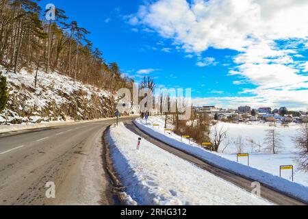 Vue de Jamska cesta 913 route en Slovénie près de l'entrée de la grotte Postojna par beau jour d'hiver. Postojna Cave est le plus long système de grottes dans le pays et Banque D'Images