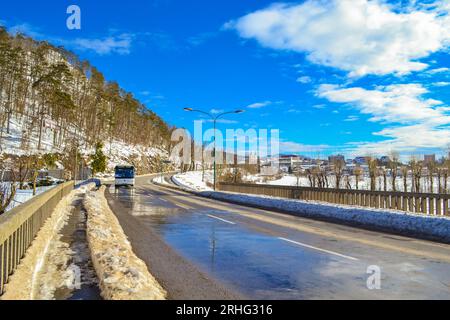 Vue de Jamska cesta 913 route en Slovénie près de l'entrée de la grotte Postojna par beau jour d'hiver. Postojna Cave est le plus long système de grottes dans le pays et Banque D'Images