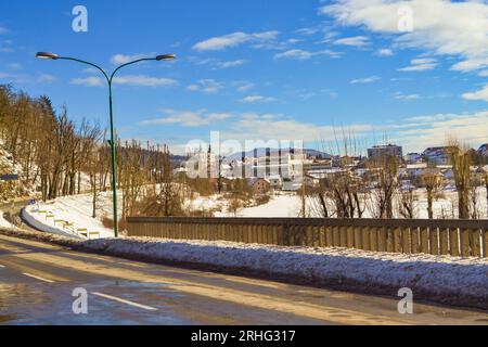 Vue de Jamska cesta 913 route en Slovénie près de l'entrée de la grotte Postojna par beau jour d'hiver. Postojna Cave est le plus long système de grottes dans le pays et Banque D'Images