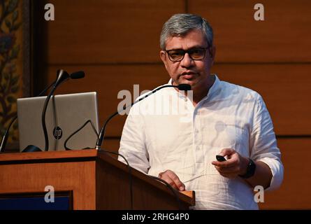 New Delhi, Inde. 16 août 2023. NEW DELHI, INDE - AOÛT 16 : les ministres de l'Union Ashwini Vaishnav lors d'un point de presse sur les décisions du Cabinet au Centre national des médias le 16 août 2023 à New Delhi, en Inde. Le Cabinet de l'Union, dirigé par le Premier ministre Narendra Modi, a approuvé le projet « PM-EBUS SEWA » pour accroître les opérations de bus urbains et la priorité a été donnée aux villes n'ayant pas de service de bus organisé. RS 57 613 crores seront dépensés pour cela. Environ 10 000 nouveaux bus électriques seront fournis à travers le pays. (Photo Raj K Raj/Hindustan Times/Sipa USA) crédit : SIPA USA/Alamy Live News Banque D'Images