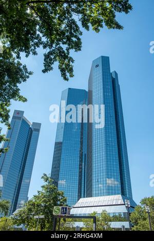 Francfort-sur-le-main, Allemagne - 10 août 2023 : les tours jumelles de la Deutsche Bank (Deutsche-Bank-Hochhaus), qui servent de siège à la banque. Banque D'Images