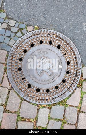 Muenster, Allemagne - 5 août 2023 : drain d'eau avec inscription Westphalian Peace - german :westpfälischer frieden pour honorer l'accord de paix historique Banque D'Images