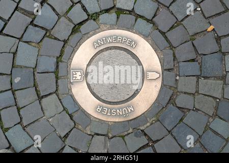 Muenster, Allemagne - 5 août 2023 : drain d'eau avec inscription Antwerpen pour honorer le partenariat de jumelage de villes avec Muenster. Banque D'Images