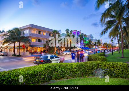 Miami Beach, États-Unis - 23 août 2014 : vue de nuit sur l'océan avec hôtels et restaurants art déco dans le quartier art déco et parking voiture de police. Banque D'Images