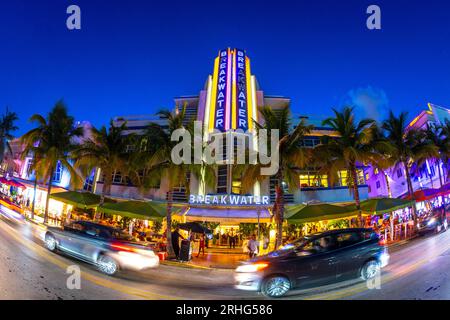 Miami Beach, États-Unis - 23 août 2014 : vue nocturne sur l'océan avec des hôtels et restaurants art déco dans le quartier art déco. Banque D'Images