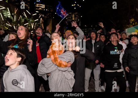 Melbourne, Australie, 16 août 2023. La foule devient folle alors que les Matildas marquent à Federation Square lors de la demi-finale de la coupe du monde féminine à Melbourne, en Australie, du 16 au 24 août 2023. Crédit : Michael Currie/Speed Media/Alamy Live News Banque D'Images